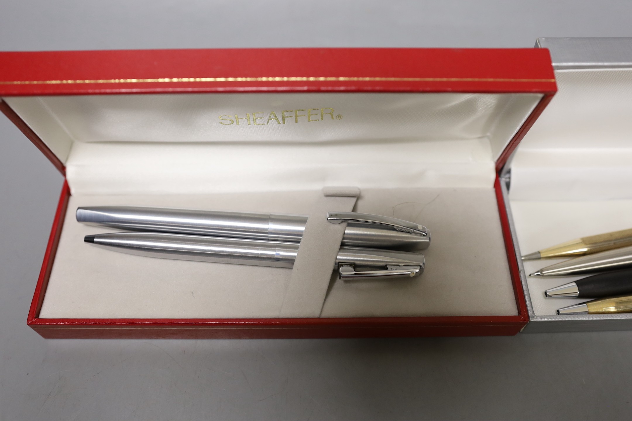 A Shaeffer fountain pen set and 4 others